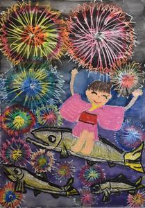 沢山の打ち上げ花火が上がっている中を3匹の魚が泳いでおり、その中の1匹に浴衣姿の女の子がのっている絵