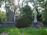 高松山の山頂に設置された明治天皇行幸碑の写真