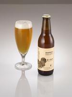 湘南ゴールドのビール瓶と持ち手のあるグラスに注がれたビールの写真
