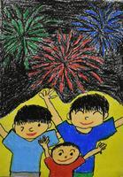 男の子3人が両手を挙げ、その後ろで緑、赤、青の打ち上げ花火が上がっている絵