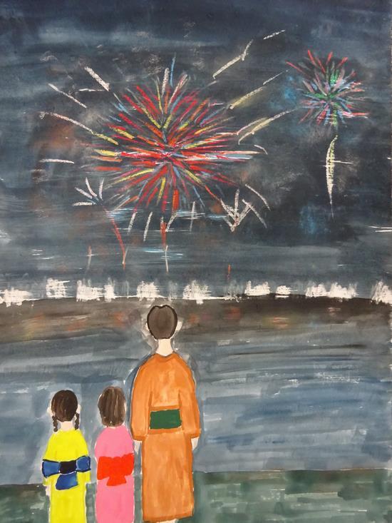 浴衣を着た男性と子ども2人が対岸に上がる打ち上げ花火を見ている後ろ姿の絵
