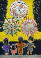 花火を見ている男女4人の後ろ姿と、夜空に打ち上がる3つの花火の周りに、花火の光で黄色いカーテンがかかっている様子が描かれた絵