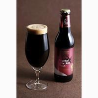 赤色のラベルが貼られたインペリアルチョコレートスタウトのビール瓶とグラスに注がれた黒色をしたビールの写真