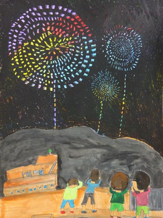 山の奥から上がっている打ち上げ花火を見ている4人の子供たちの絵