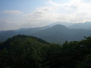 遠くの山並みや集落が見える高台から撮影した写真