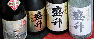 盛升と書かれたラベルが貼られた3本のボトルと弥太郎と書かれたラベルが貼られたボトルの写真