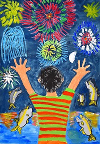 打ちあがる花火と、川に飛び跳ねる鮎を見ている男の子の後ろ姿が描かれた絵