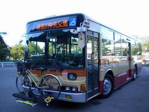 前面に自転車をのせているバスの乗車口側から全体を斜めに写した写真