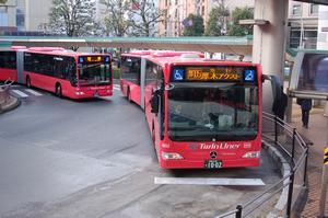 赤い車体の連節バス「ツインライナー」を前面から写した写真