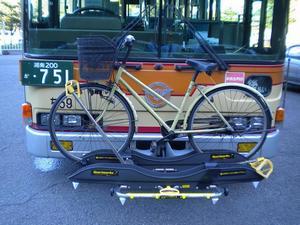 自転車をのせているバスの前面から写した写真