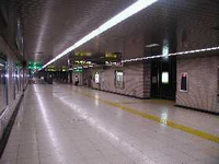 地下鉄の駅のプラットホームの写真