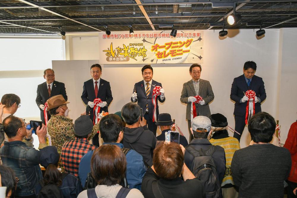 テープカットの様子