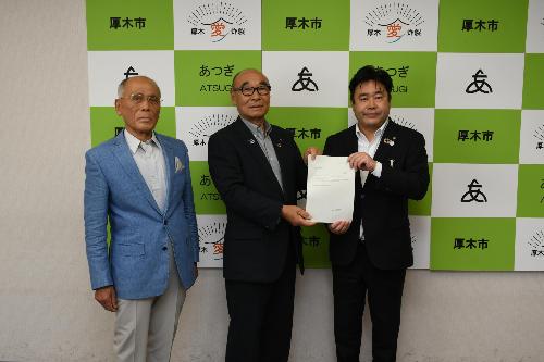 山口市長から総合計画審議会の中村会長及び伊藤職務代理への諮問写真