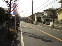 通り沿いに1軒屋の住宅が立ち並んでいる住居専用地区の写真