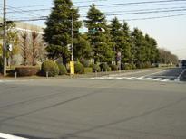 神奈川県内陸工業団地の近くにある道路の写真