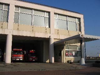 2階建ての事務所に隣接する車庫に消防車両が駐車されている北消防署睦合分署の写真