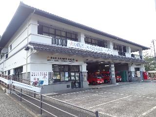 車庫には軽トラックと消防車両が駐車されており、和風づくりの2階建ての厚木消防署玉川分署外観写真