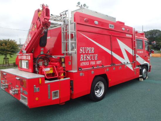 後方から撮影された赤色の救助工作車の写真