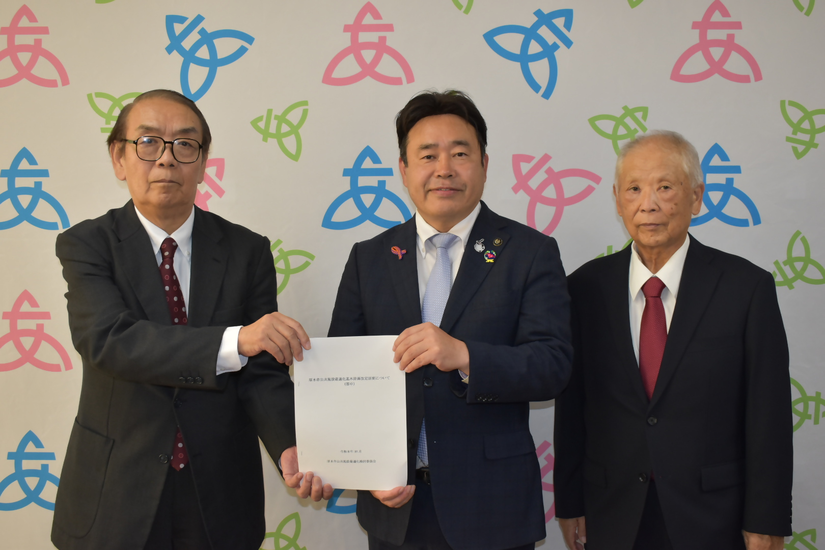 公共施設最適化検討委員会委員長及び職務代理から市長に答申書を提出した写真