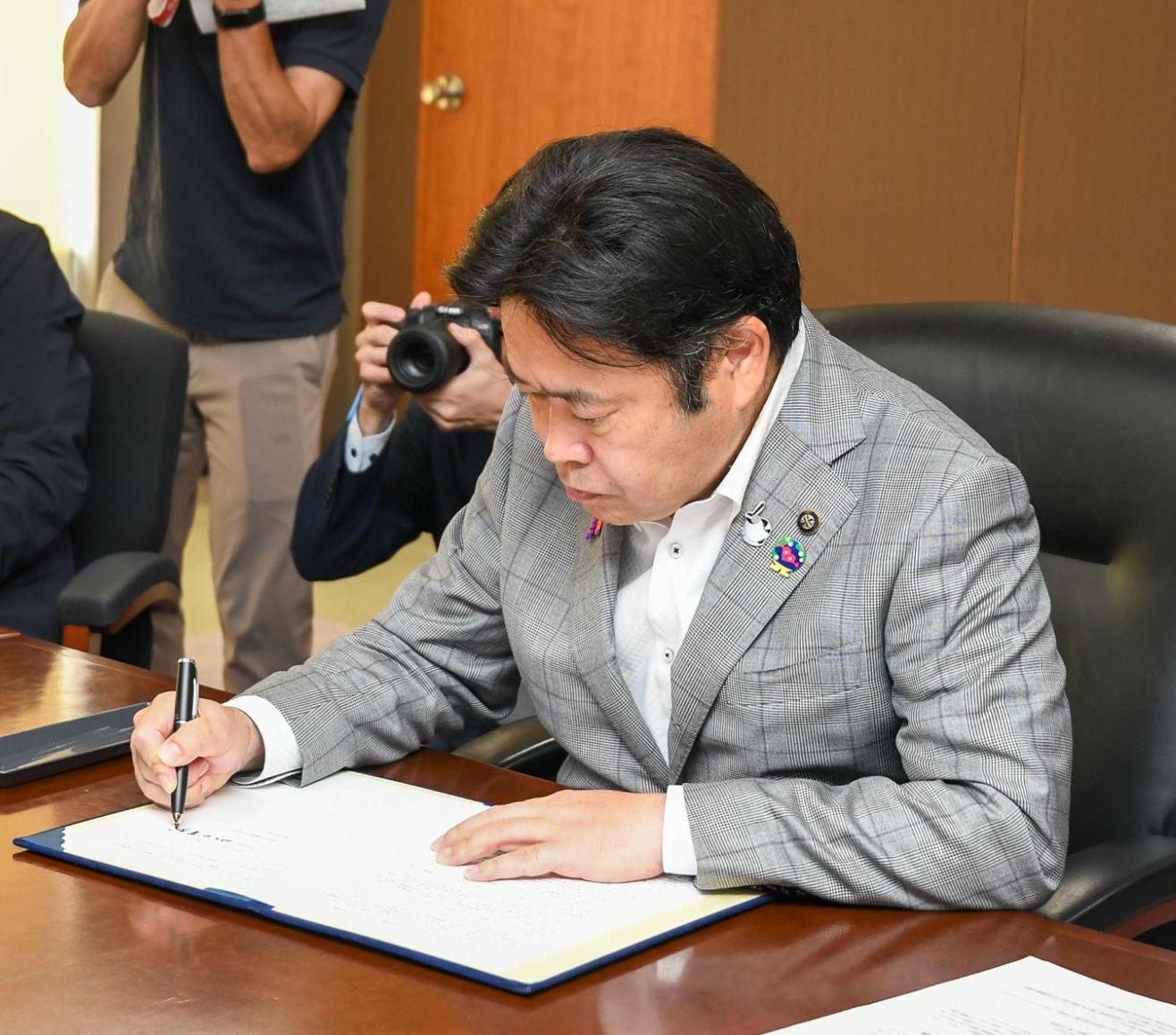 協定締結式＿厚木市長