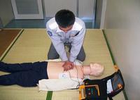 電気ショック後に隊員の方が傷病者人形に心肺蘇生をしている写真