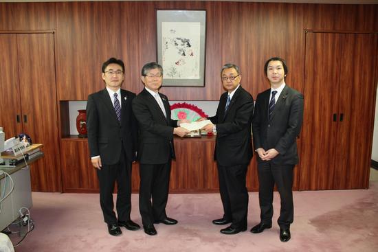 石井議長と川口委員長が答申書を両手でもち両脇に男性が2人立っている写真