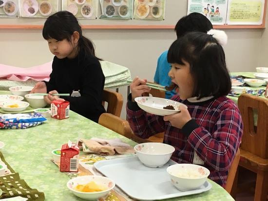 生徒たちが給食を食べている写真