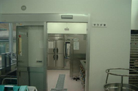 業務用冷蔵庫が設置されているサラダ室の入口の写真