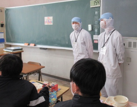 生徒と会話する調理員