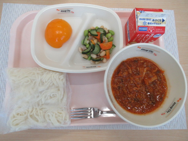 実施した給食の写真（スパゲッティボロネーゼ、牛乳、ビーンズサラダ、もも（缶詰））