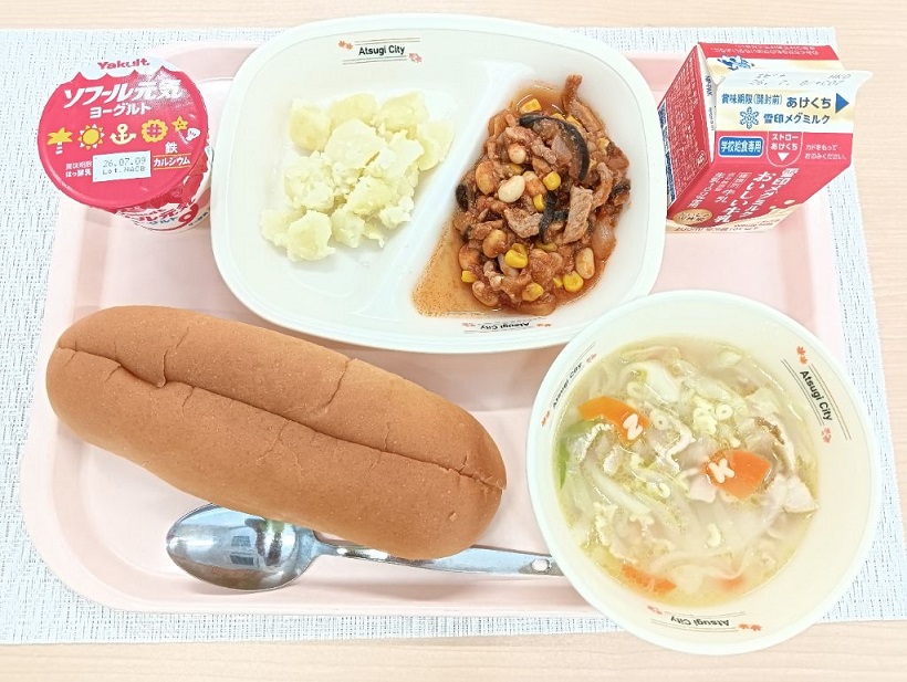 提供された給食の写真（背割りコッペパン、牛乳、厚木産トマトとたっぷり野菜のチリコンカーン、ABCマカロニスープ、こふきいも、ヨーグルト）