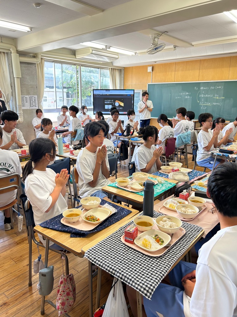 南毛利中学校3年生が教室でベイスターズ青星寮カレーを喫食する写真