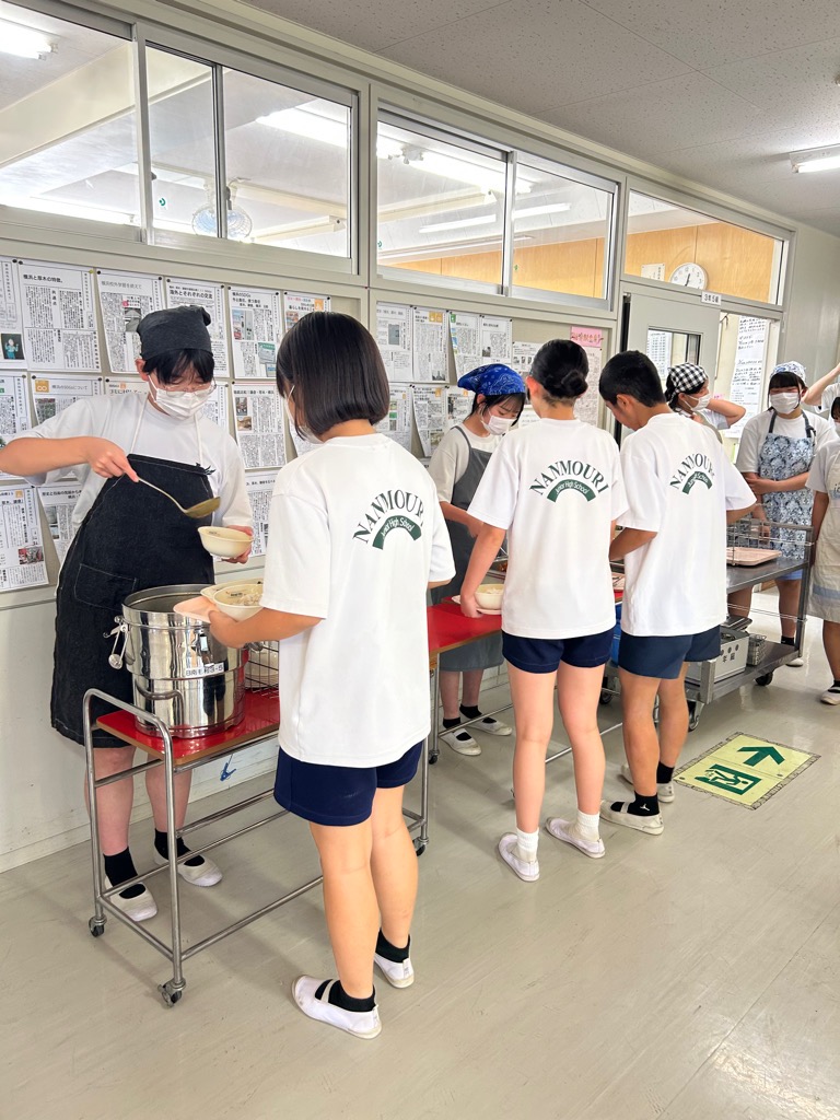 南毛利中学校3年生が給食を配膳している写真