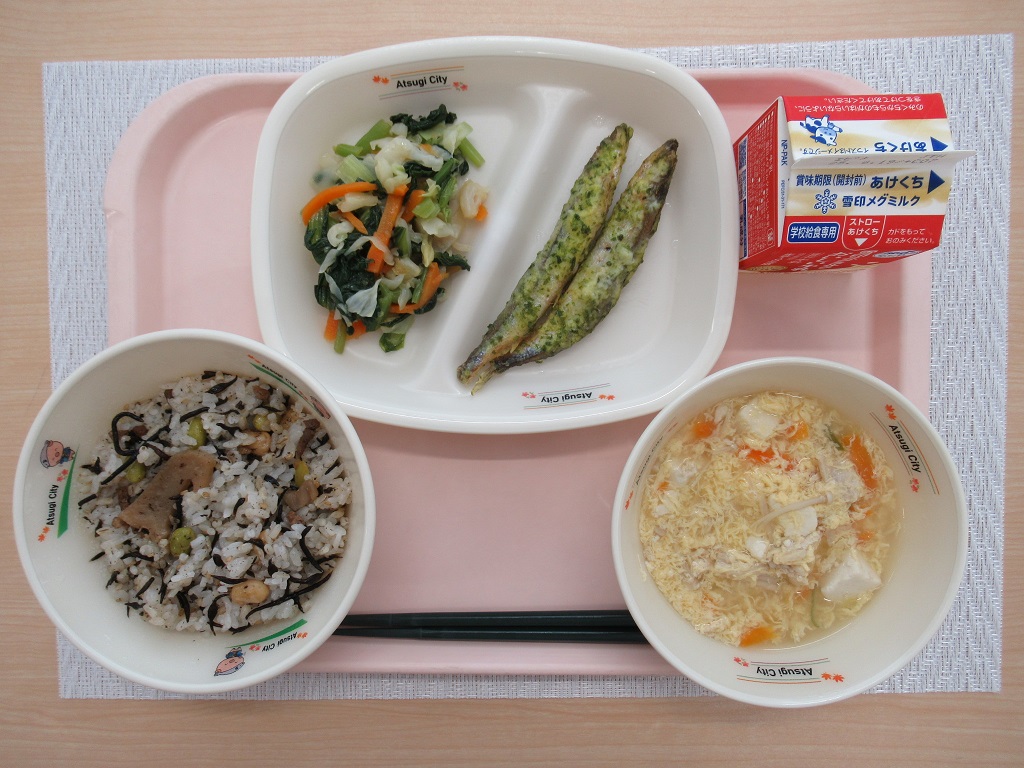提供された給食の写真（厚木のかてめし、牛乳、ししゃものカレー磯辺揚げ、豆腐入りかきたま汁、湘南ゴールドの彩り和え）