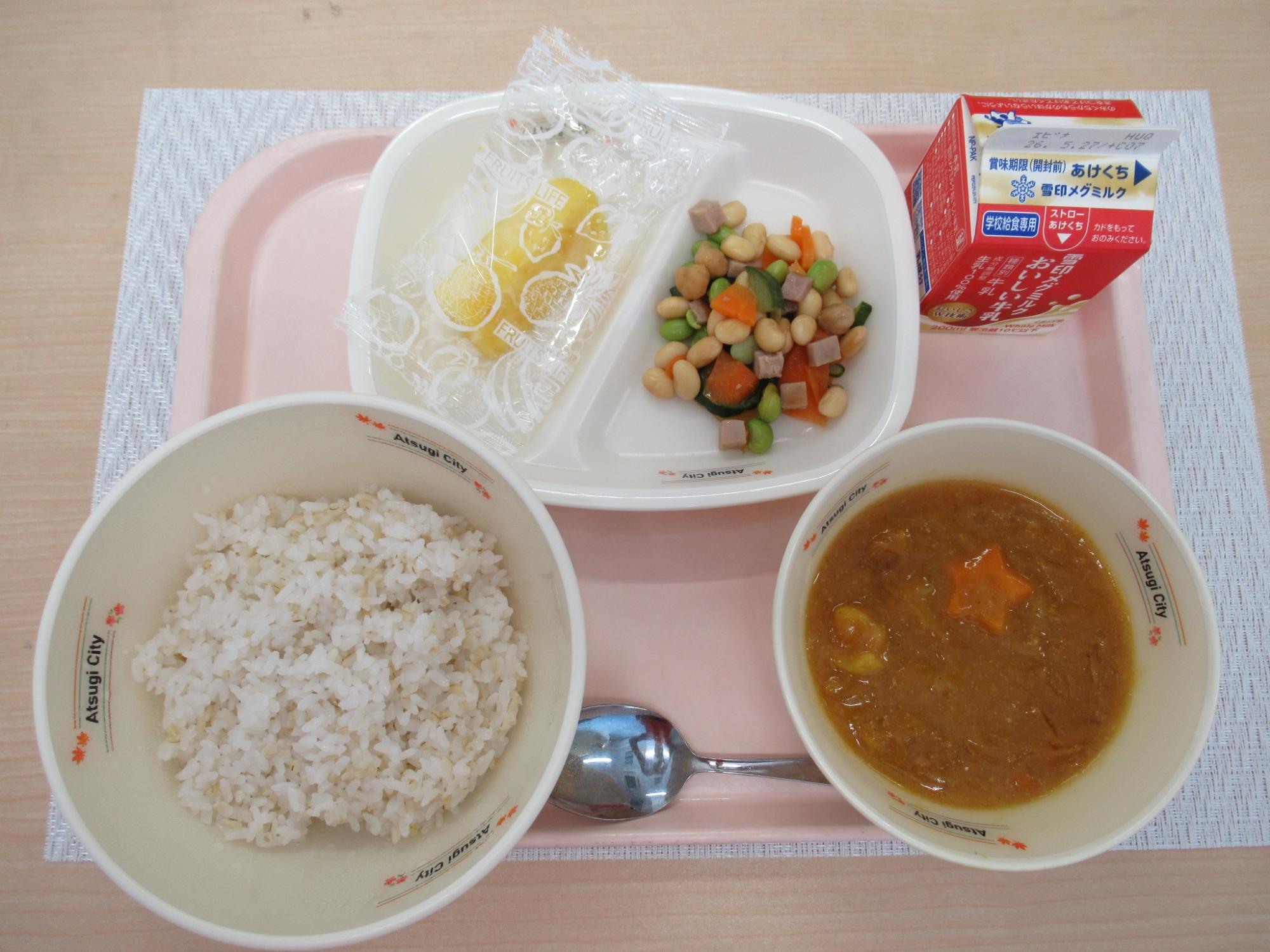 トレーの上に飯椀に盛られた麦入りご飯、汁椀に盛られたベイスターズ青星寮カレー、牛乳、お皿に盛られたビーンズサラダ、小袋パインアップル、スプーンが並べられている写真