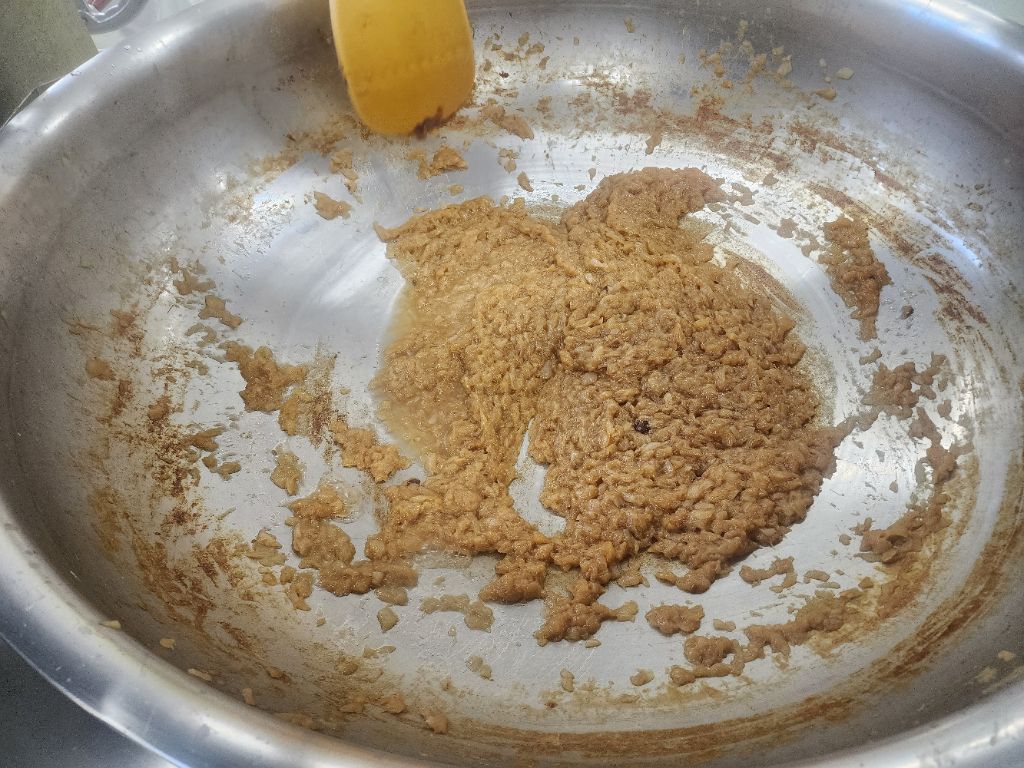 釜で飴色になるまで炒めた玉ねぎの写真