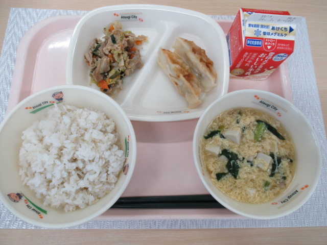 実施した給食の写真（麦入りごはん、牛乳、ぎょうざ（2こ）、中華風卵スープ、野菜炒め）