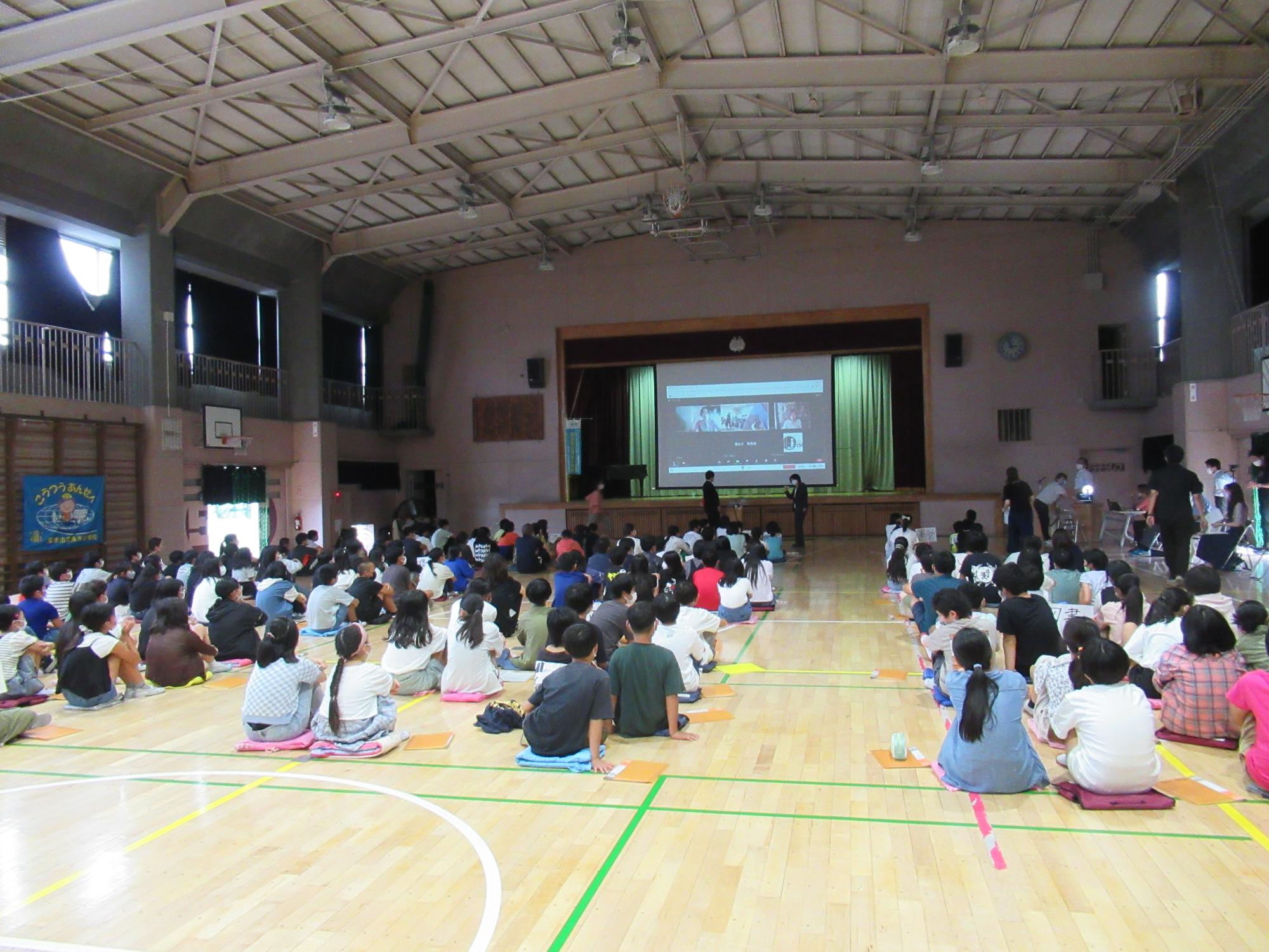清水小学校の体育館にて児童が集まり審査を聞いている様子