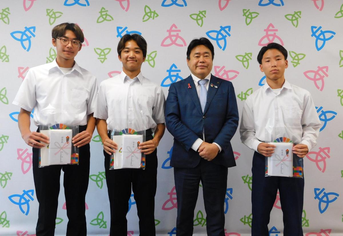 全国大会に出場した生徒と市長