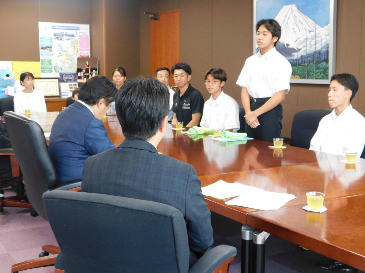 全国大会に出場した生徒が市長と教育長に結果を報告をしている様子