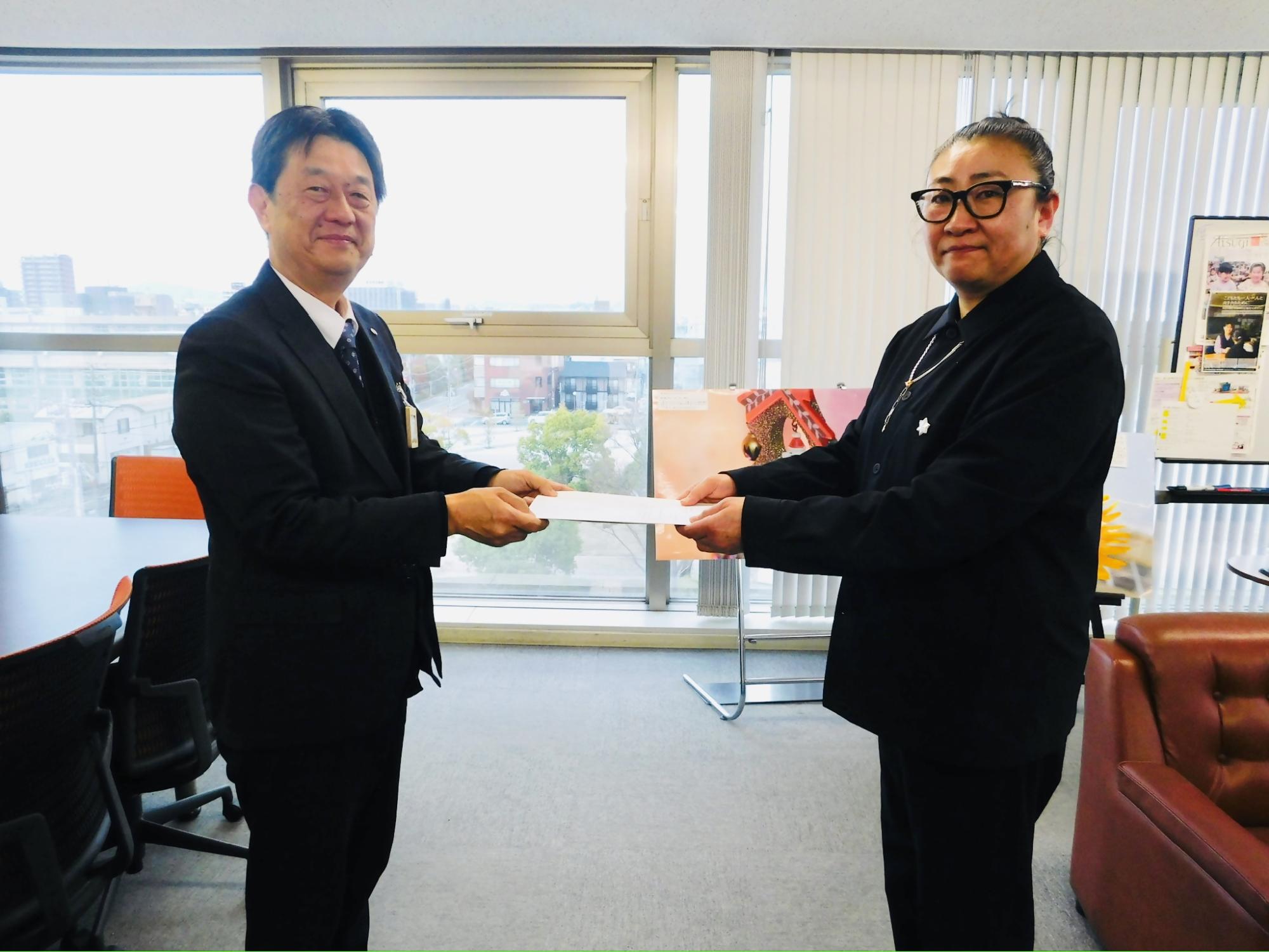 答申を提出する小泉委員長と受け取る佐後教育長