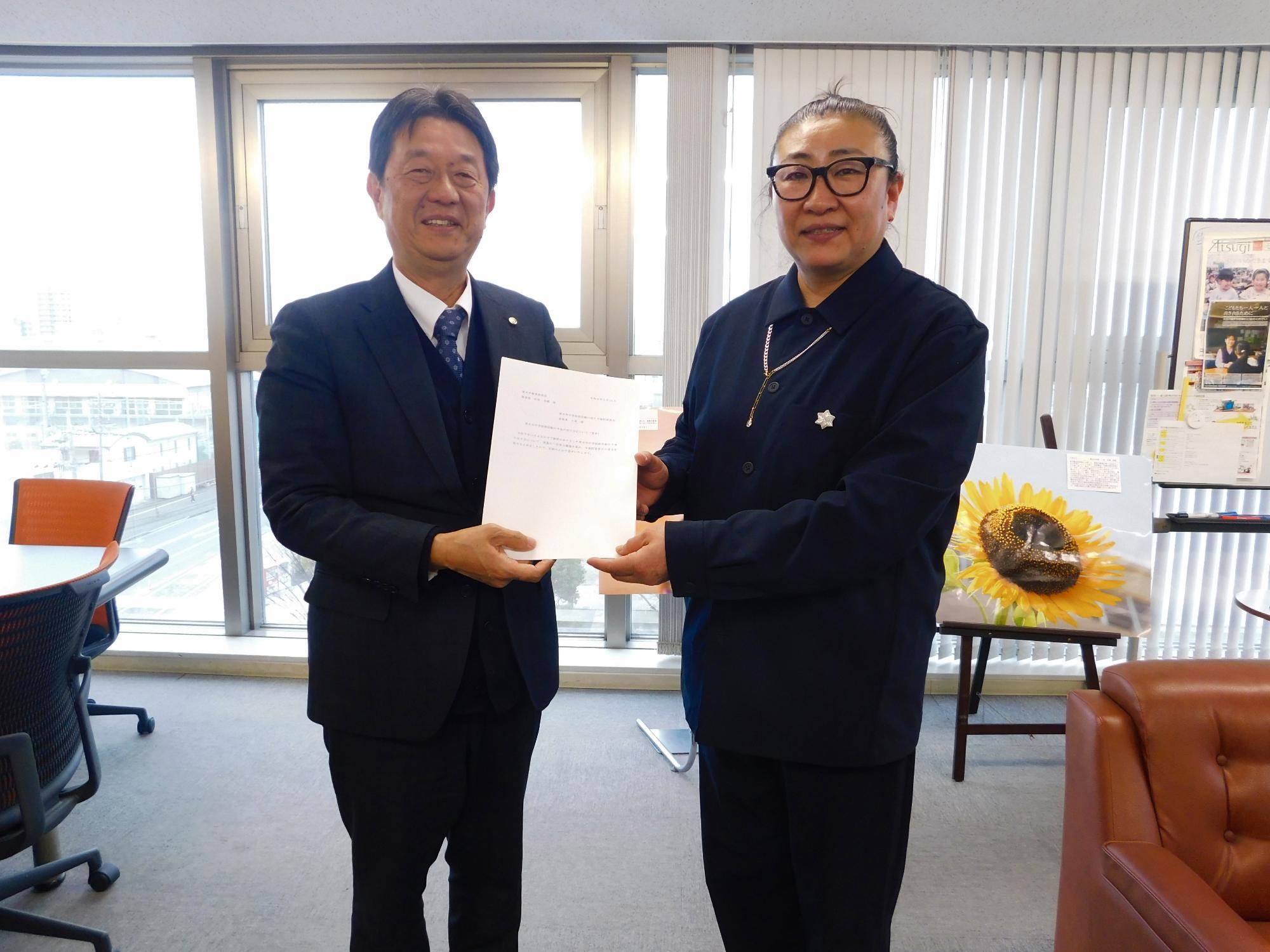 答申を提出する小泉委員長と受け取る佐後教育長