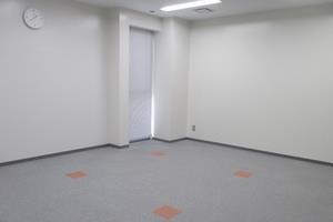 白い壁で床は絨毯が敷かれている会議室2 (音楽室)の写真