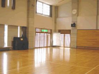 天井の高いプレイホール内から出入り口を写した写真