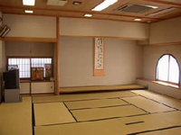 床の間のある広い和室の写真
