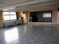 床が灰色で、ステージのある学習室の写真