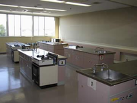 ５台の調理台が設置され、窓のある調理実習室の写真