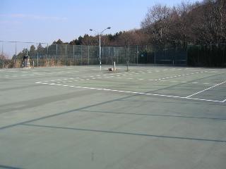 広々としたテニスコートの写真