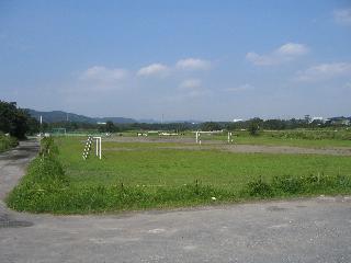 河川敷のサッカーゴールがある中三田スポーツ広場の写真