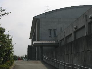猿ケ島スポーツセンター体育館へ向かうスロープと建物の外観写真